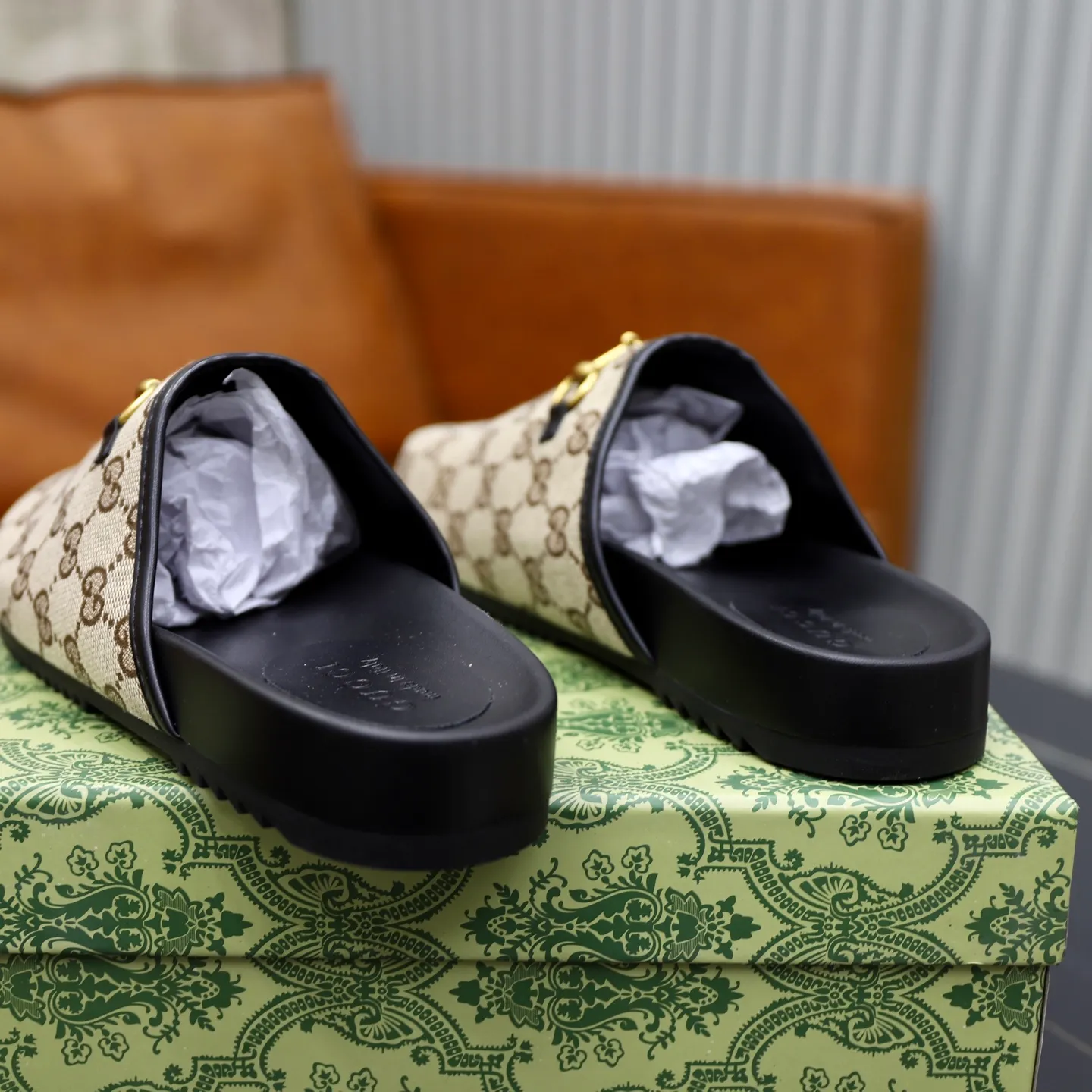 Ex-factory price: 340💰🙅‍♂️🙅‍♂️🙅‍♂️Couple model Brand: GUCCI Standard code: 35-44 (45 customized) Grade: Same as the official website Material: Original leather design Original lightweight wear-resistant molded outsole Style category: Men's fashion sandals Distinguished luxury brand elements Top luxury Color: Actual picture color